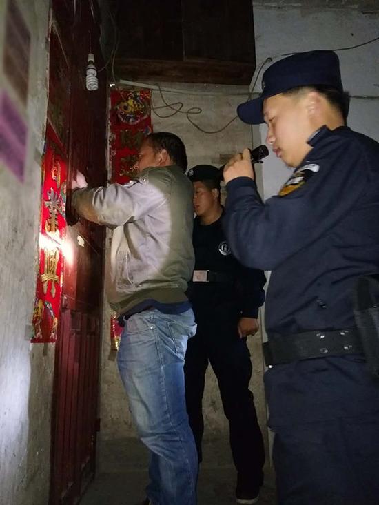 者楼镇粗心妈妈误将幼女锁家中 民警全城寻开锁师傅开门